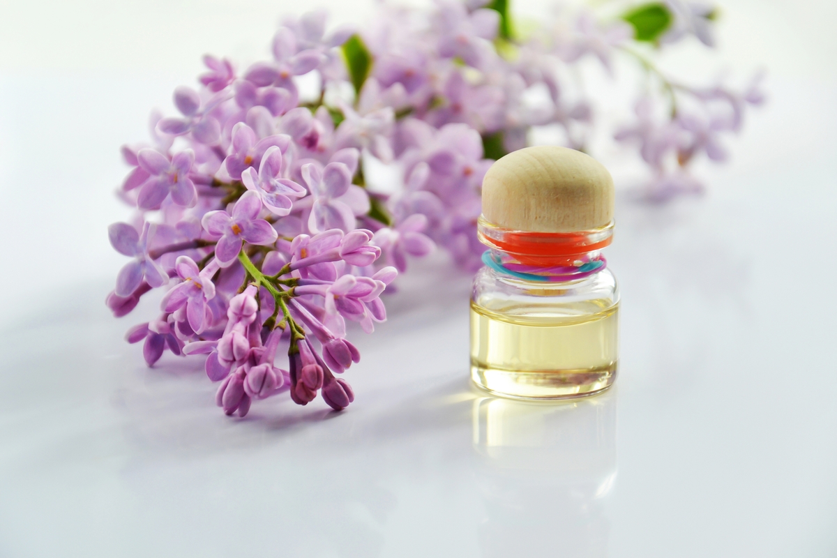 Na zdjęciu widać piękny, kolorowy kwiat, a obok niego buteleczkę z kwiatowym olejkiem eterycznym. Olejek ten, pozyskiwany z kwiatów, posiada intensywny, przyjemny zapach, który działa kojąco na zmysły. Jego właściwości aromaterapeutyczne wpływają na poprawę nastroju, redukcję stresu oraz łagodzenie bólu i napięcia mięśniowego. Kwiatowy olejek eteryczny jest ceniony zarówno w medycynie naturalnej, jak i w kosmetyce, gdzie wykorzystywany jest do produkcji różnego rodzaju kosmetyków do pielęgnacji ciała i włosów